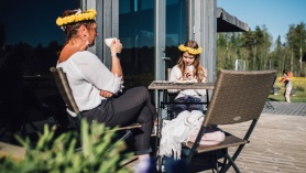 Suvi Piesta talukohviku terrassil