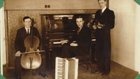 Sellele 1935-36. aasta ülesvõttel on Raimond klaveri taga, viiuliga tema sõber Artur Ranne. Raimondi esimese Pärnu suveni on veel tervelt kolm aastat.